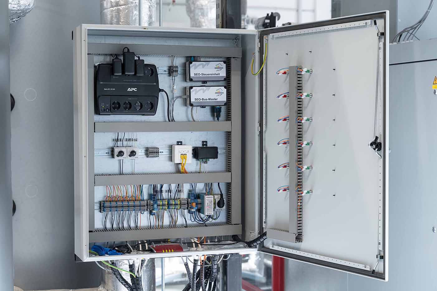 Beispielhafter SEO-Schrank eines Energiemanagement-Systems